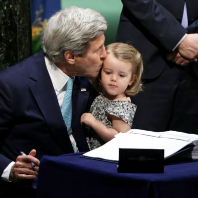USA:s utrikesminister John Kerry signerad klimatavtal i New York tillsammans med sitt barnbarn.