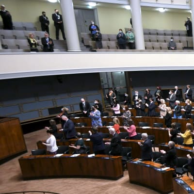 Ukrainas ambassadör får applåder från stående riksdagsledamöter i plenisalen