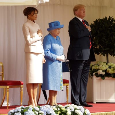 Kuningatar Elisabet II, Yhdysvaltain presidentti Donald Trump ja vaimonsa Melania Trump tervetuliaisseremoniassa Windsorin linnassa.