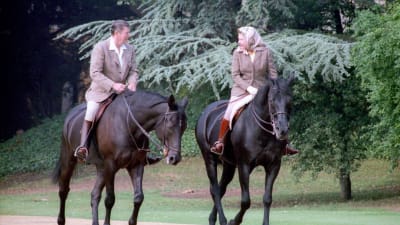 Ronald Reagan ja kuningatar Elisabet ratsailla.