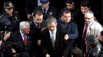 Den turkiska författaren Orhan Pamuk när han lämnar domstolen 2005
