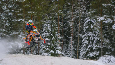 Emil Hertén hoppar högt på banan med sin snöskoter.