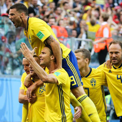 Sveriges lag firar.