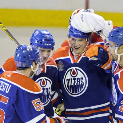 Edmontonin pelaajat onnittelevat hattutempun tehnyttä Lauri Korpikoskea.