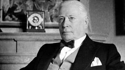 Svartvitt porträtt av Amos Anderson. 
