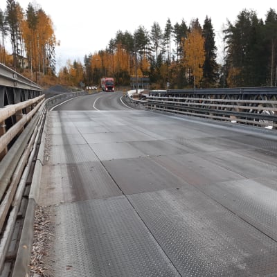 Masonjoen ylittävä väliaikainen silta Nelostiellä.