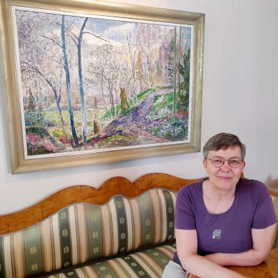 kvinna framför tavla