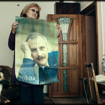 Mor håller upp en bild av sin son  under kriget i Ukraina