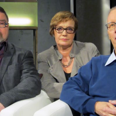 Pietari Vanhala (vas.), toimittaja Hilla Blomberg ja Antti O. Arponen