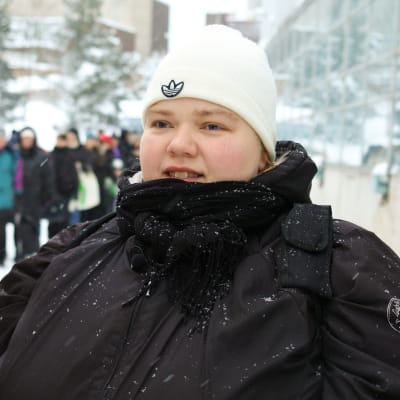 Toimittaja Simo Sipolan ohjaama dokumentti kertoo suomalaisesta köyhyydestä 2010-luvulla ja siitä, miten köyhyys periytyy.