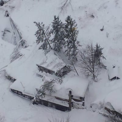 Stora delar av hotellet har begravts i snömassorna.