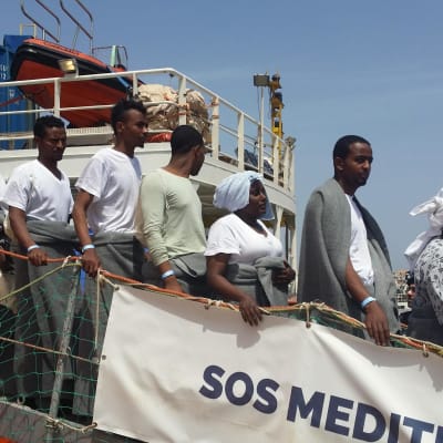 Människor stiger av ett fartyg i Lampedusa efter en räddningsoperation 18.4.2016