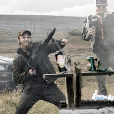 Skule Van Gebert skjuter med automatvapen i serien Monster.