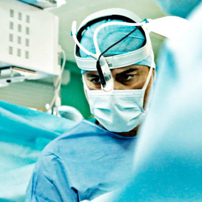 Kirurgen Paolo Macchiarini i arbete.