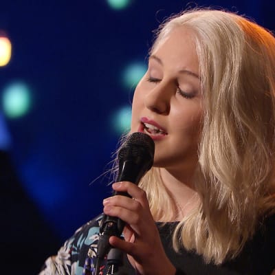 Molly Rosenström uppträder i På resande not.