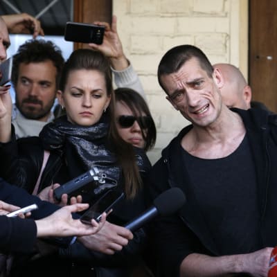 Venäläinen poliittista taidetta tekevä Pjotr Pavlenski Moskovassa kesäkuussa 2016 oikeudenkäynnin jälkeen. Pavlenski tuomittiin sakkoihin.