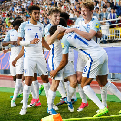Englannun U20-maajoukkue juhlii Dominic Calvert-Lewinin maalia.