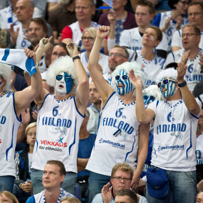Suomen faneja EM-avauksessa Ranskaa vastaan.