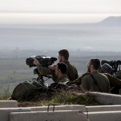 Israelilaissotilaita tähystämässä Syyriaan.