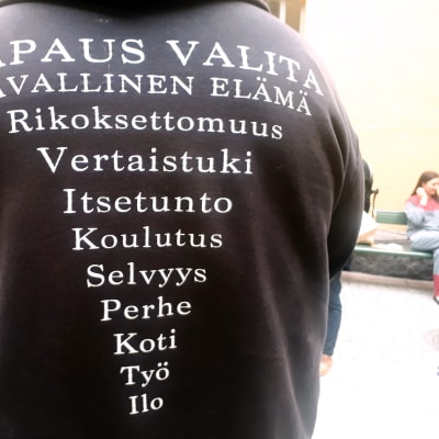 Paidan selkämyksessä lukee muun muassa "Vapaus valita tavallinen elämä".