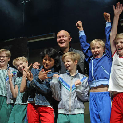 Billy Elliot -musikaalin pääosien esittäjät poseeraavat lavalla ohjaaja Samuel Harjanteen kanssa