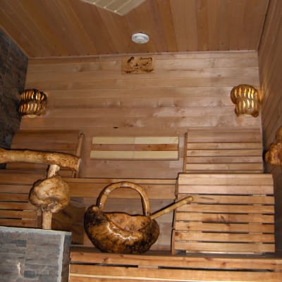 Pahkasauna, puulämmitteinen kiuas, järvimaisema ja ulkoterassi, siinäpä ainekset makoisalle saunomiselle!