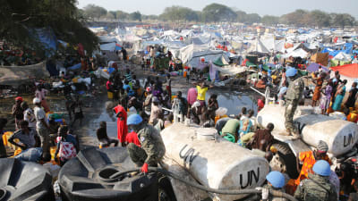 Vattenutdelning vid flyktingläger i Bor i Sydsudan.