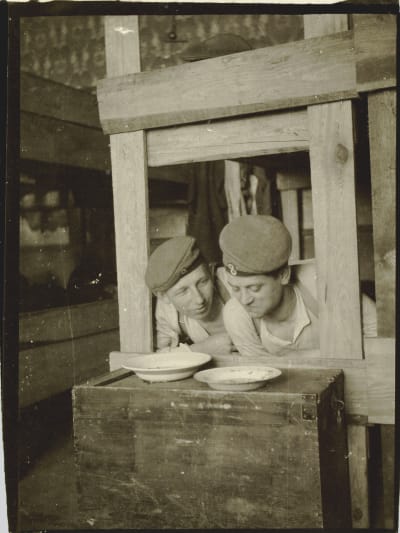 Tyska soldater äter mat i skyttegraven under första världskriget.