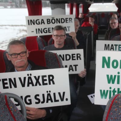 Lantbrukare på väg för att demonstrera i Helsingfors.