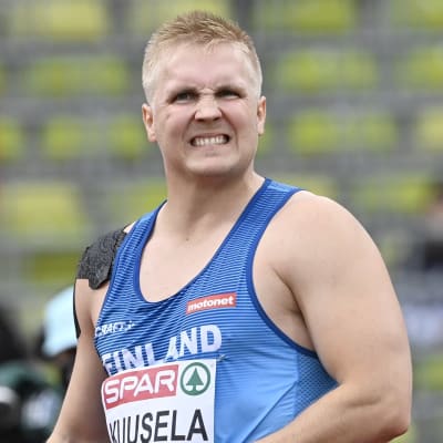 Toni Kuusela grimaserar i EM.