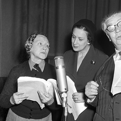 Den stora rollen spelas in 1954. Fr.v. Elsa Nyström, regissören Kerstin Nylander och Axel Slangus