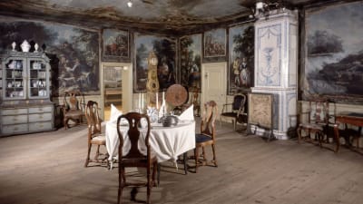 Dukat matbord i den så kallade Jackarbysalen på Finlands nationalmuseum.