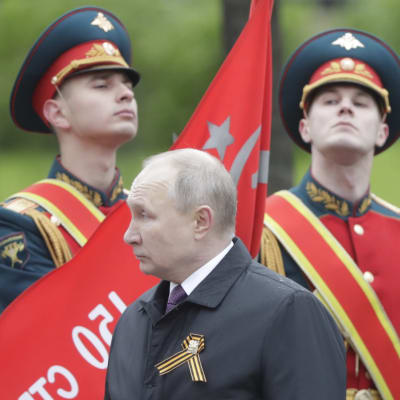 Presidentti Putin tarkistaa joukkoja voiton päivän juhlassa Moskovassa toukokuussa 2021.