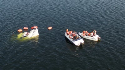 M/s Mässkär sjunker utanför Ådön i Jakobstad medan passagerarna räddas till andra båtar.