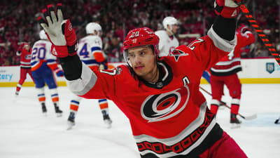 Sebastian Aho firar sitt mål.