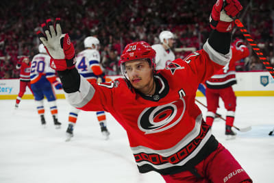 Sebastian Aho firar sitt mål.
