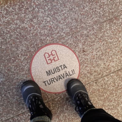 Muista turvaväli tarra lattiassa.