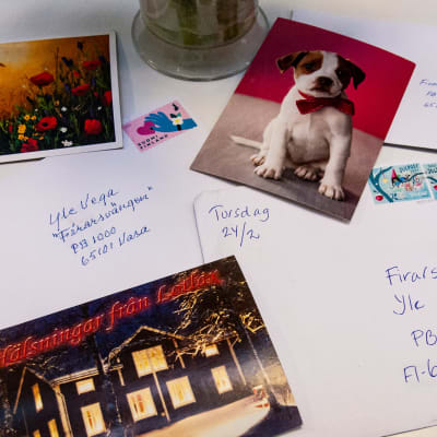 Postkort och brev på ett bord