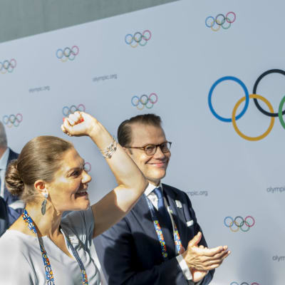 Kronprinsessan Victoria och Daniel framför de olympiska ringarna.