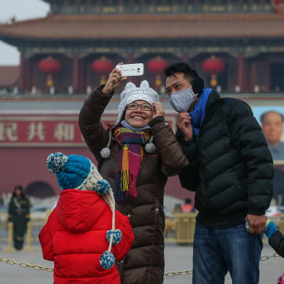 Peking slog larm om dålig luft på söndagen samtidigt som man meddealde att det sista kolkraftverket i staden har stängts. De flesta turister på Himmelska fridens torg bad andningsskydd