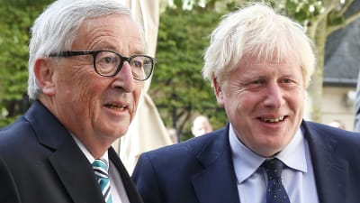 Jean Claude Juncker och Boris Johnson, männen är iklädda mörka kostymer.