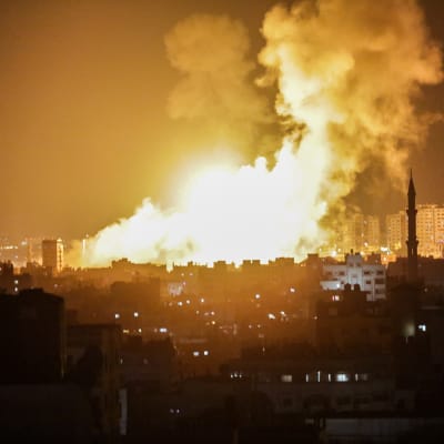 Gazassa palaa Israelin ilmaiskun jälkeen