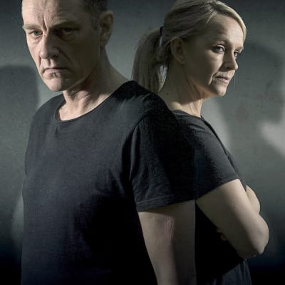 Kuvassa vasemmalta : Katia Jaakkola (Lenita Susi) Kari Sorjonen (Ville Virtanen), Lena Jaakkola (Anu Sinisalo) ja Janina Sorjonen (Olivia Ainali). Sarjan yleiskuva.
