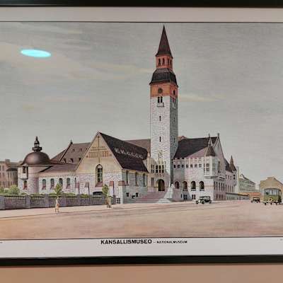 Valokuva piirretystä opetustaulusta, jossa näkyy Kansallismuseon rakennus Helsingin keskustan suunnasta tarkasteltuna.