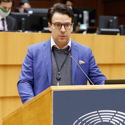 Ville Niinistö i talarstolen i Europaparlamentet. 