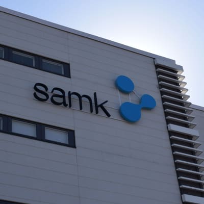 Satakunnan ammattikorkeakoulu SAMK logo uuden kampuksen seinällä Porissa