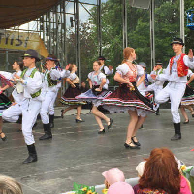 Slovakialainen tanssiryhmä Cifroško esiintyy Laikunlavalla Tampereella Pispalan Sottiisissa