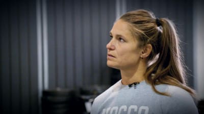 Kajsa Ojala tittar på adepter som tränar