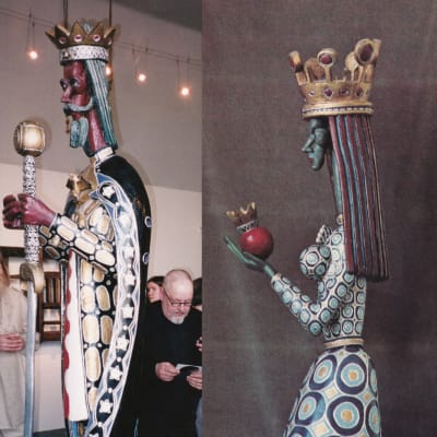 Kaksi kuvanveistäjä Heikki Virolaisen koristeellista puuveistosta, joiden välissä seisoo kuvanveistäjä itse. 