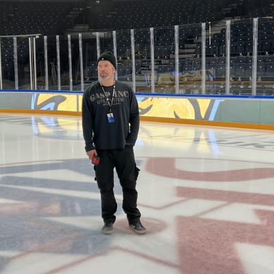 Eric Salmela står på isen i Tammerforsarenan.